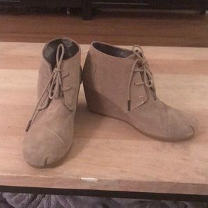 Toms Kala Desert Wedge Size 8